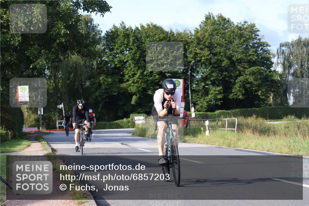 25.08.2024 - Elbe Triathlon Hamburg Fuchs,  Jonas http://msf.ph/oto/6857203 25.08.2024 09:20:56 Radfahren 100, 203, 1850, 89, 399 meine-sportfotos.de
