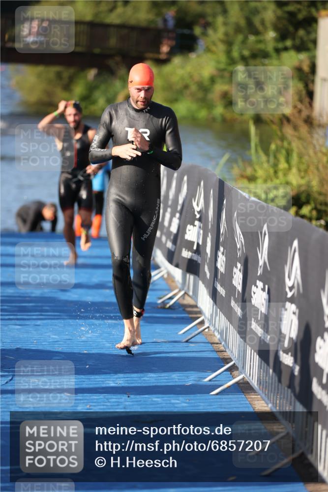 25.08.2024 - Elbe Triathlon Hamburg H.Heesch http://msf.ph/oto/6857207 25.08.2024 09:06:07 Schwimmen 312, 323 meine-sportfotos.de