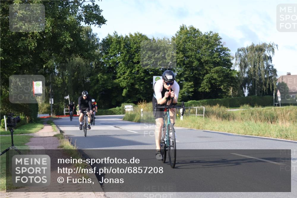 25.08.2024 - Elbe Triathlon Hamburg Fuchs,  Jonas http://msf.ph/oto/6857208 25.08.2024 09:20:56 Radfahren 100, 203, 1850, 89, 399 meine-sportfotos.de