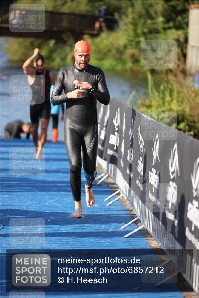 25.08.2024 - Elbe Triathlon Hamburg H.Heesch http://msf.ph/oto/6857212 25.08.2024 09:06:07 Schwimmen 312, 323 meine-sportfotos.de