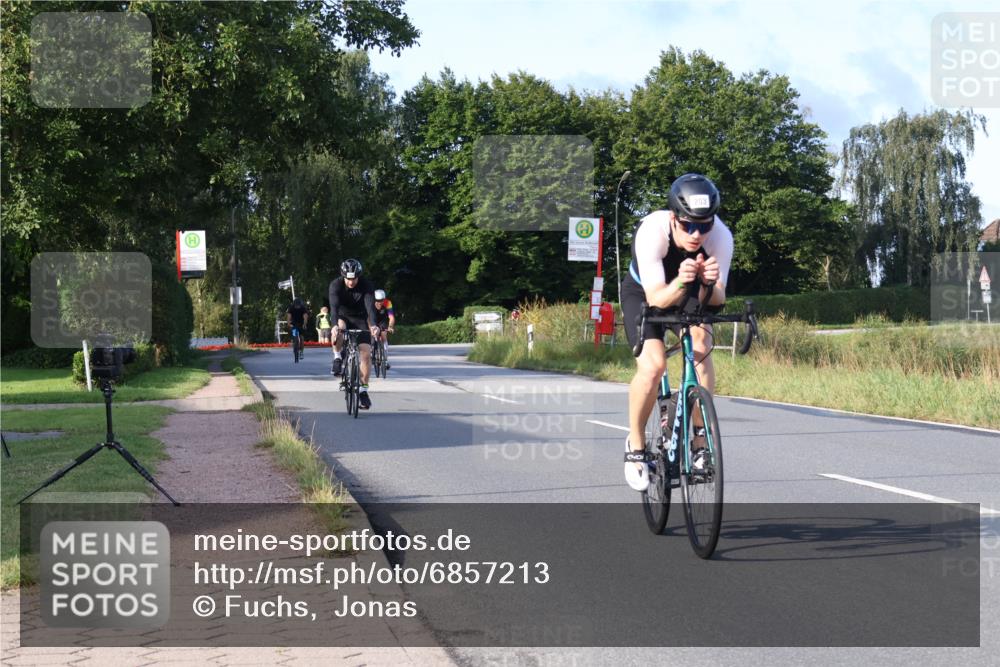 25.08.2024 - Elbe Triathlon Hamburg Fuchs,  Jonas http://msf.ph/oto/6857213 25.08.2024 09:20:56 Radfahren 100, 203, 1850, 89, 399 meine-sportfotos.de
