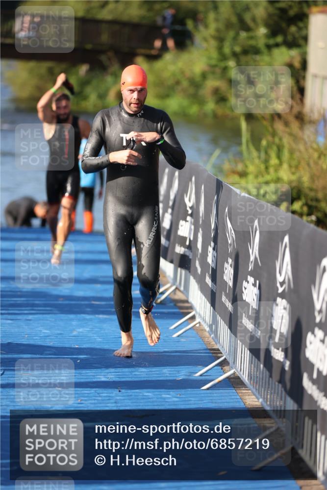 25.08.2024 - Elbe Triathlon Hamburg H.Heesch http://msf.ph/oto/6857219 25.08.2024 09:06:07 Schwimmen 312, 323 meine-sportfotos.de