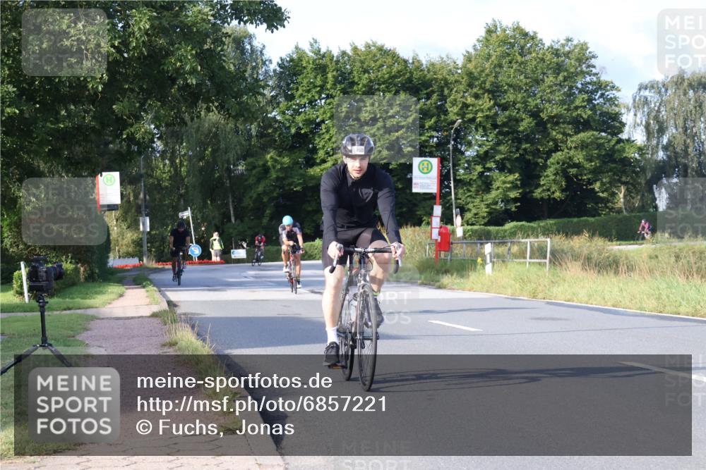 25.08.2024 - Elbe Triathlon Hamburg Fuchs,  Jonas http://msf.ph/oto/6857221 25.08.2024 09:20:58 Radfahren 100, 203, 1850, 89, 399, 267, 79 meine-sportfotos.de