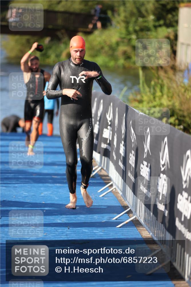 25.08.2024 - Elbe Triathlon Hamburg H.Heesch http://msf.ph/oto/6857223 25.08.2024 09:06:07 Schwimmen 312, 323 meine-sportfotos.de