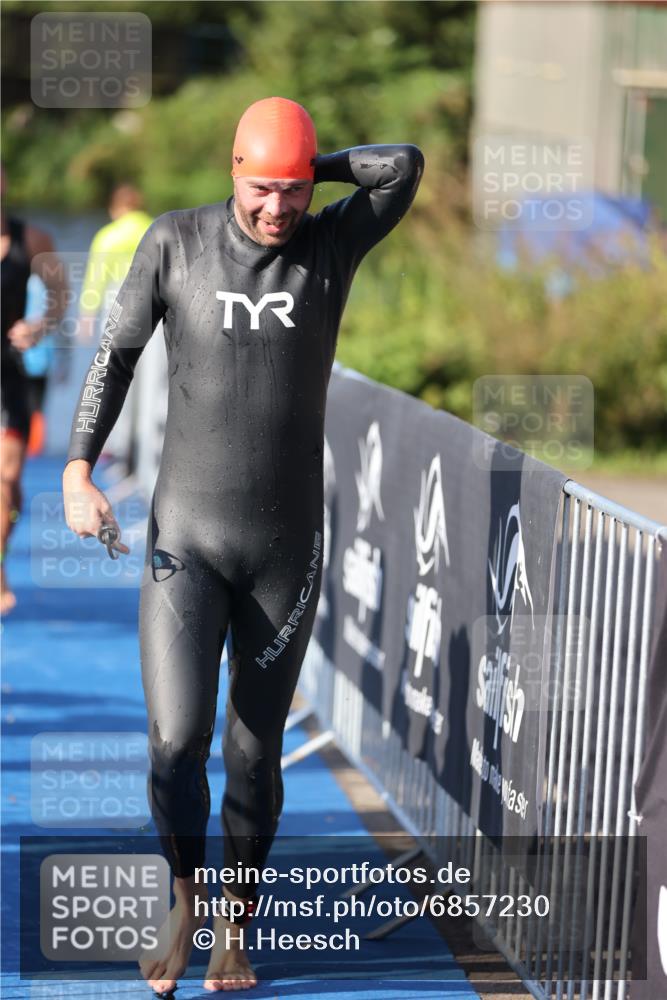 25.08.2024 - Elbe Triathlon Hamburg H.Heesch http://msf.ph/oto/6857230 25.08.2024 09:06:09 Schwimmen 312, 323 meine-sportfotos.de