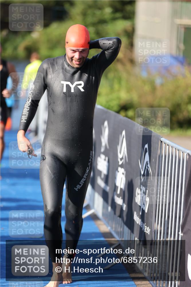 25.08.2024 - Elbe Triathlon Hamburg H.Heesch http://msf.ph/oto/6857236 25.08.2024 09:06:09 Schwimmen 312, 323 meine-sportfotos.de