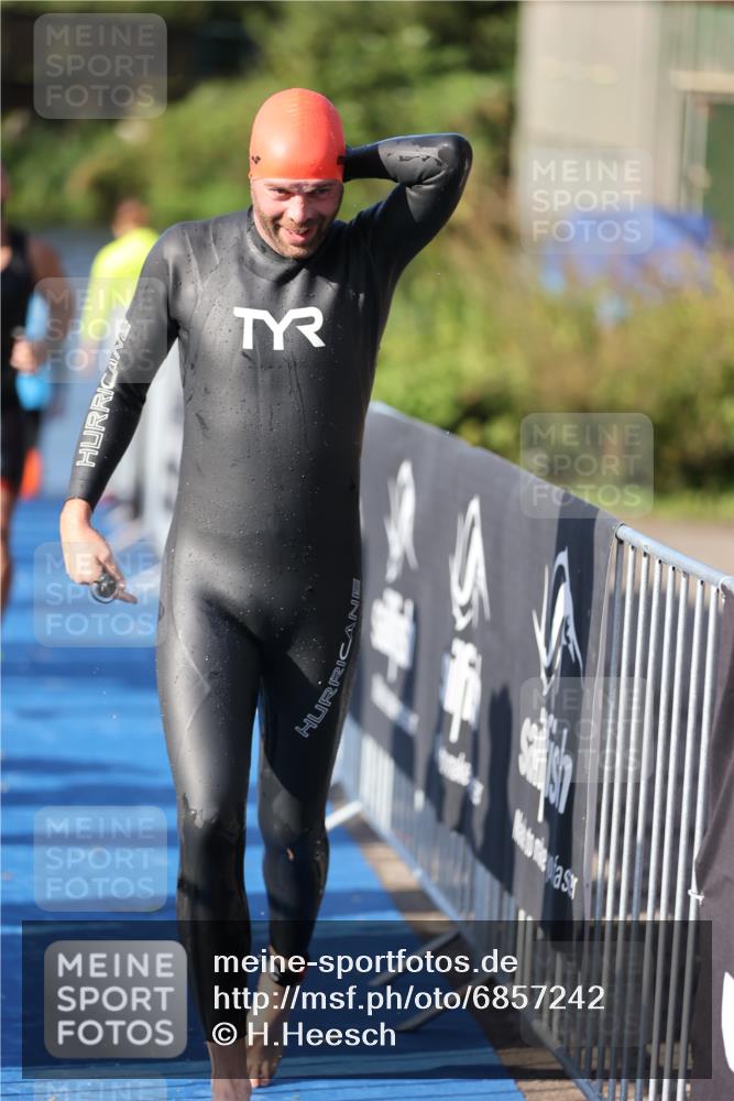 25.08.2024 - Elbe Triathlon Hamburg H.Heesch http://msf.ph/oto/6857242 25.08.2024 09:06:09 Schwimmen 312, 323 meine-sportfotos.de