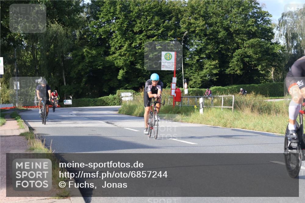 25.08.2024 - Elbe Triathlon Hamburg Fuchs,  Jonas http://msf.ph/oto/6857244 25.08.2024 09:20:59 Radfahren 100, 203, 1850, 89, 399, 267, 79 meine-sportfotos.de
