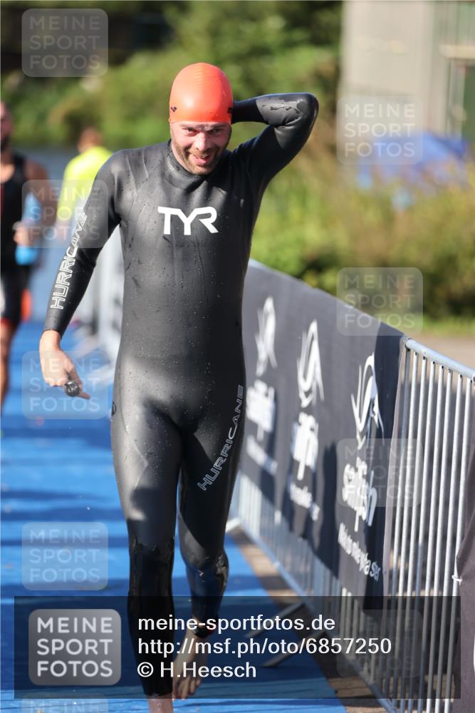 25.08.2024 - Elbe Triathlon Hamburg H.Heesch http://msf.ph/oto/6857250 25.08.2024 09:06:09 Schwimmen 312, 323 meine-sportfotos.de