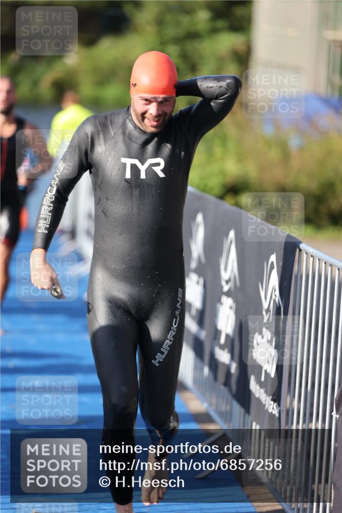 25.08.2024 - Elbe Triathlon Hamburg H.Heesch http://msf.ph/oto/6857256 25.08.2024 09:06:09 Schwimmen 312, 323 meine-sportfotos.de
