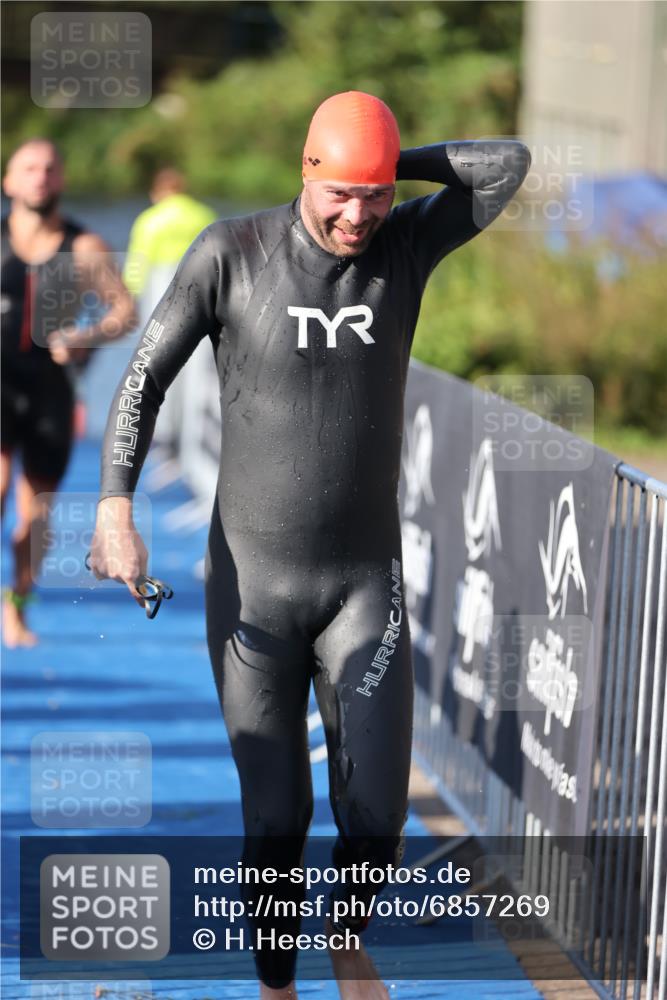 25.08.2024 - Elbe Triathlon Hamburg H.Heesch http://msf.ph/oto/6857269 25.08.2024 09:06:09 Schwimmen 312, 323 meine-sportfotos.de