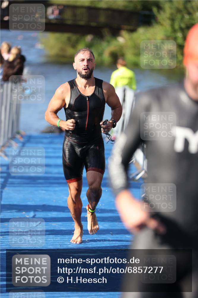 25.08.2024 - Elbe Triathlon Hamburg H.Heesch http://msf.ph/oto/6857277 25.08.2024 09:06:10 Schwimmen 312, 323 meine-sportfotos.de