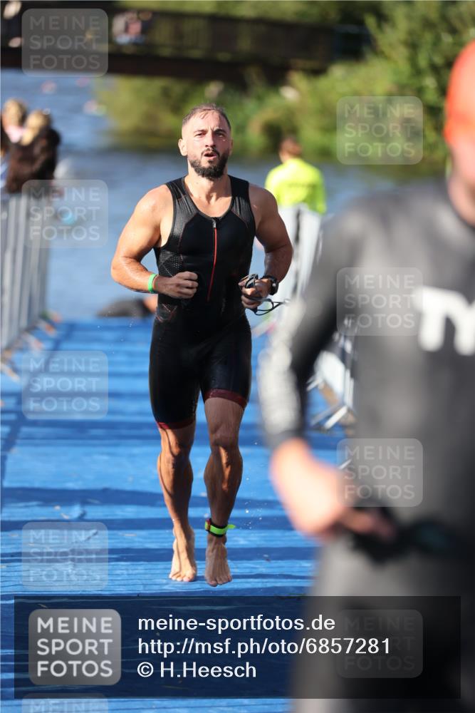 25.08.2024 - Elbe Triathlon Hamburg H.Heesch http://msf.ph/oto/6857281 25.08.2024 09:06:10 Schwimmen 312, 323 meine-sportfotos.de