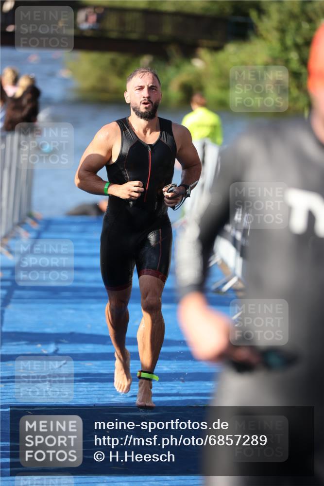 25.08.2024 - Elbe Triathlon Hamburg H.Heesch http://msf.ph/oto/6857289 25.08.2024 09:06:10 Schwimmen 312, 323 meine-sportfotos.de