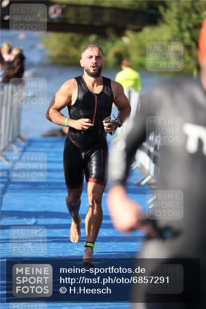 25.08.2024 - Elbe Triathlon Hamburg H.Heesch http://msf.ph/oto/6857291 25.08.2024 09:06:10 Schwimmen 312, 323 meine-sportfotos.de