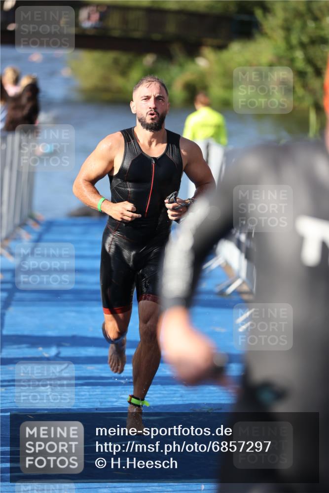 25.08.2024 - Elbe Triathlon Hamburg H.Heesch http://msf.ph/oto/6857297 25.08.2024 09:06:10 Schwimmen 312, 323 meine-sportfotos.de