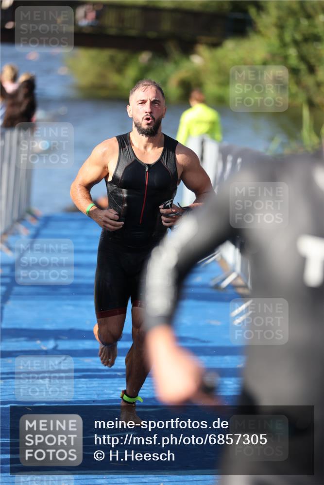 25.08.2024 - Elbe Triathlon Hamburg H.Heesch http://msf.ph/oto/6857305 25.08.2024 09:06:10 Schwimmen 312, 323 meine-sportfotos.de