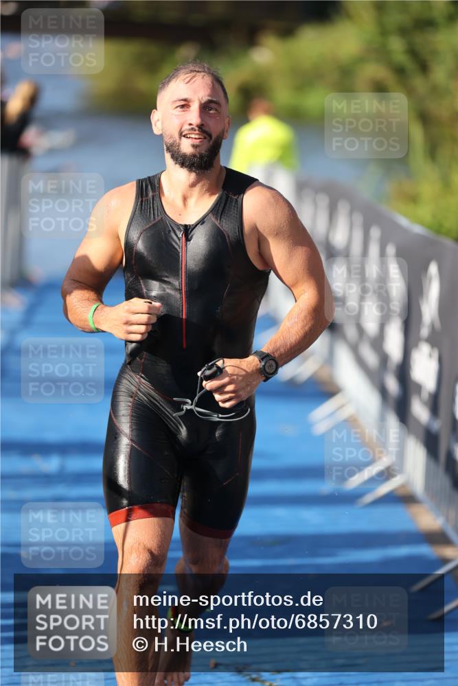 25.08.2024 - Elbe Triathlon Hamburg H.Heesch http://msf.ph/oto/6857310 25.08.2024 09:06:11 Schwimmen 312, 323 meine-sportfotos.de