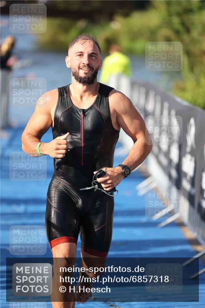 25.08.2024 - Elbe Triathlon Hamburg H.Heesch http://msf.ph/oto/6857318 25.08.2024 09:06:11 Schwimmen 312, 323 meine-sportfotos.de