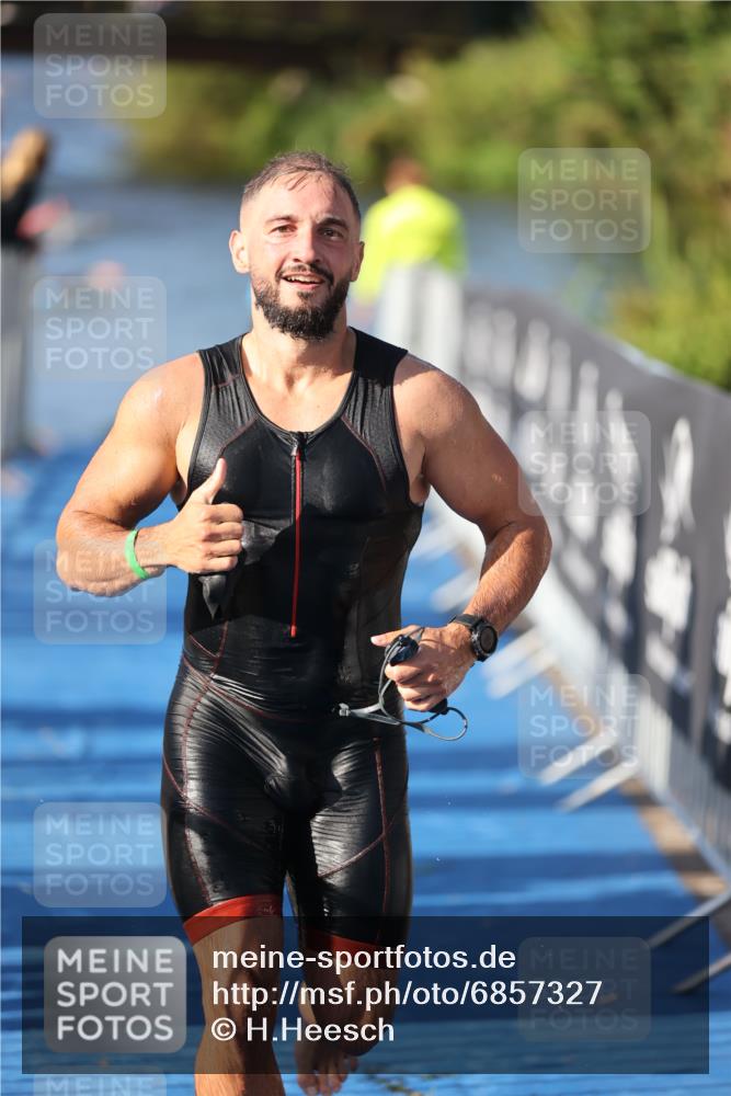 25.08.2024 - Elbe Triathlon Hamburg H.Heesch http://msf.ph/oto/6857327 25.08.2024 09:06:11 Schwimmen 312, 323 meine-sportfotos.de