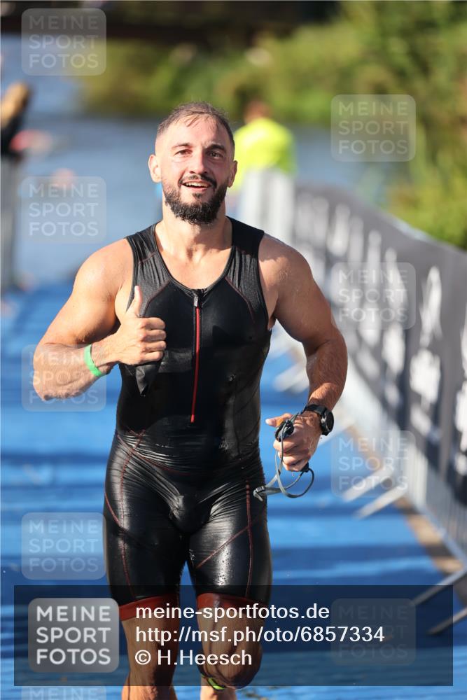 25.08.2024 - Elbe Triathlon Hamburg H.Heesch http://msf.ph/oto/6857334 25.08.2024 09:06:12 Schwimmen 312, 323 meine-sportfotos.de