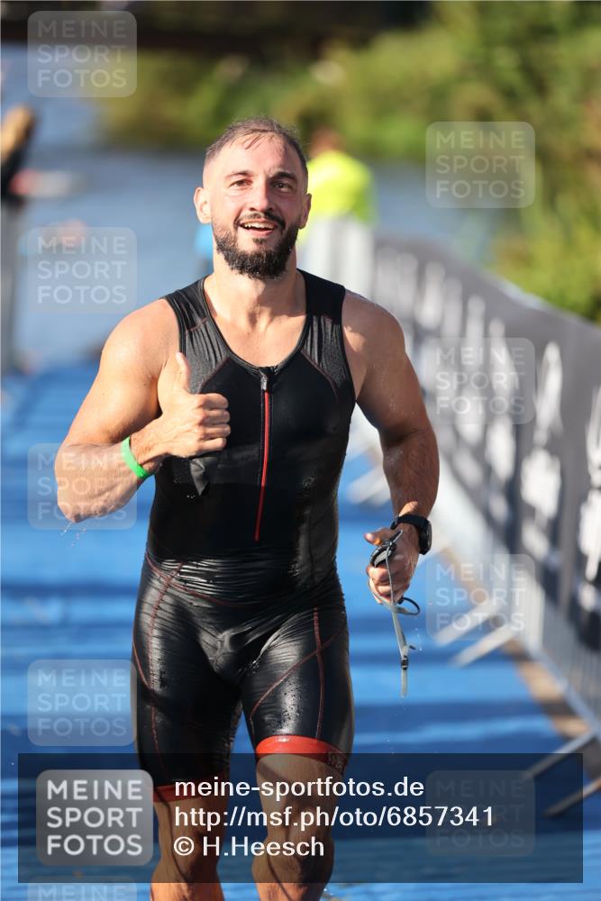 25.08.2024 - Elbe Triathlon Hamburg H.Heesch http://msf.ph/oto/6857341 25.08.2024 09:06:12 Schwimmen 312, 323 meine-sportfotos.de