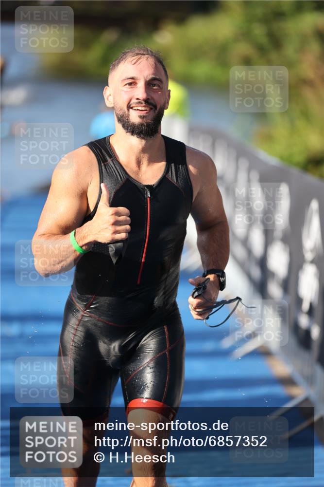 25.08.2024 - Elbe Triathlon Hamburg H.Heesch http://msf.ph/oto/6857352 25.08.2024 09:06:12 Schwimmen 312, 323 meine-sportfotos.de