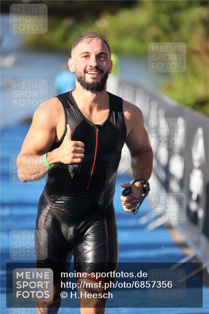25.08.2024 - Elbe Triathlon Hamburg H.Heesch http://msf.ph/oto/6857356 25.08.2024 09:06:12 Schwimmen 312, 323 meine-sportfotos.de