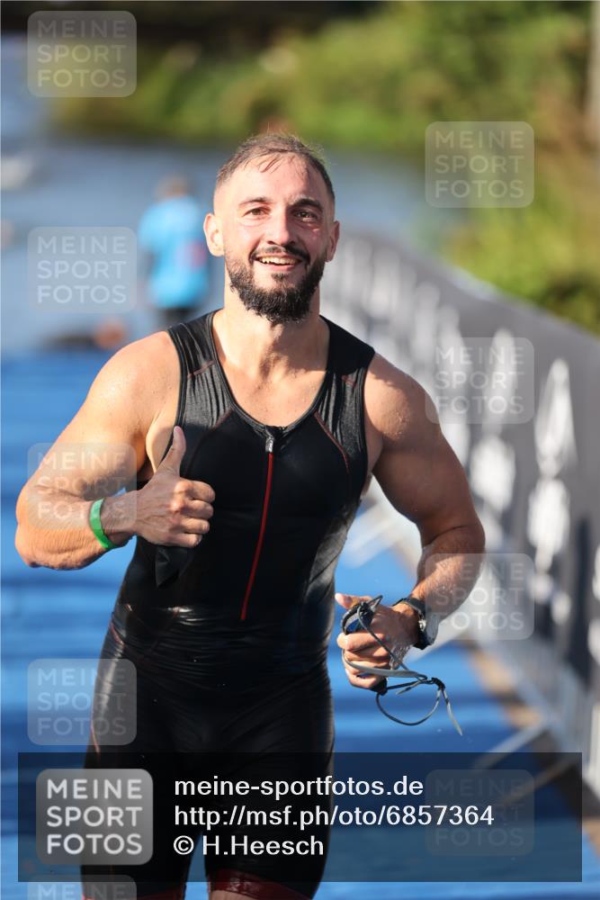 25.08.2024 - Elbe Triathlon Hamburg H.Heesch http://msf.ph/oto/6857364 25.08.2024 09:06:12 Schwimmen 312, 323 meine-sportfotos.de