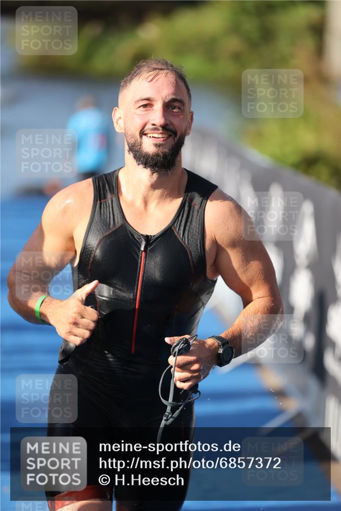 25.08.2024 - Elbe Triathlon Hamburg H.Heesch http://msf.ph/oto/6857372 25.08.2024 09:06:12 Schwimmen 312, 323 meine-sportfotos.de