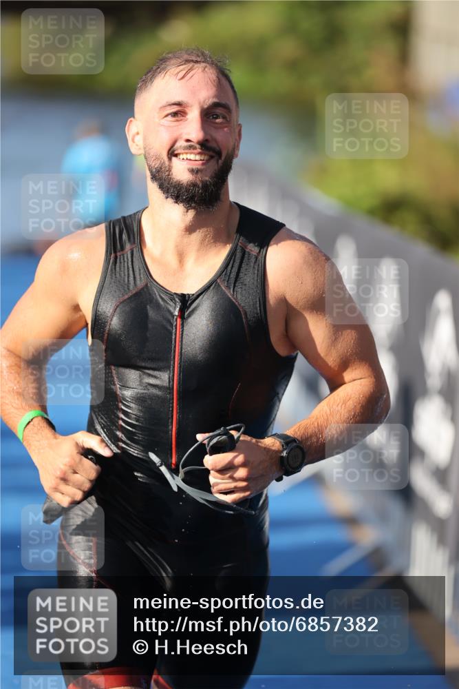 25.08.2024 - Elbe Triathlon Hamburg H.Heesch http://msf.ph/oto/6857382 25.08.2024 09:06:12 Schwimmen 312, 323 meine-sportfotos.de