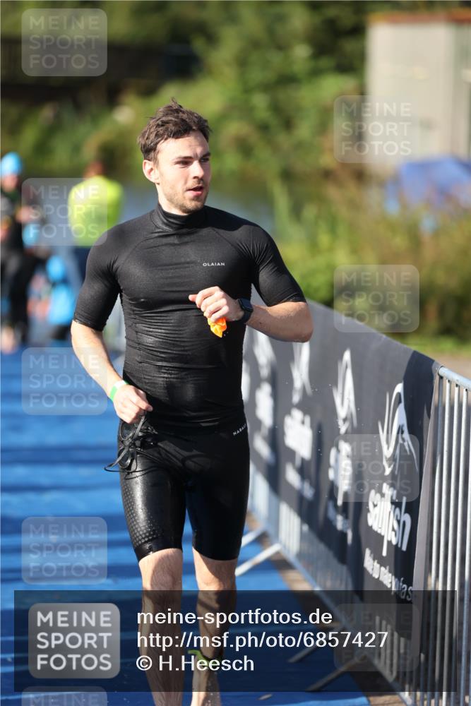 25.08.2024 - Elbe Triathlon Hamburg H.Heesch http://msf.ph/oto/6857427 25.08.2024 09:06:37 Schwimmen 254, 277, 403, 442, 1850 meine-sportfotos.de