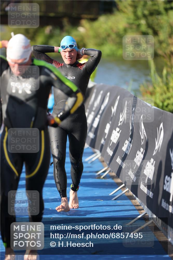 25.08.2024 - Elbe Triathlon Hamburg H.Heesch http://msf.ph/oto/6857495 25.08.2024 09:06:42 Schwimmen 228, 254, 277, 403, 442, 1850 meine-sportfotos.de