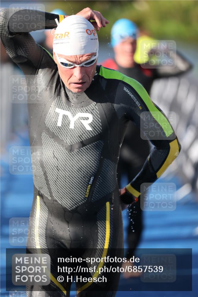 25.08.2024 - Elbe Triathlon Hamburg H.Heesch http://msf.ph/oto/6857539 25.08.2024 09:06:43 Schwimmen 228, 254, 277, 403, 442, 1850 meine-sportfotos.de