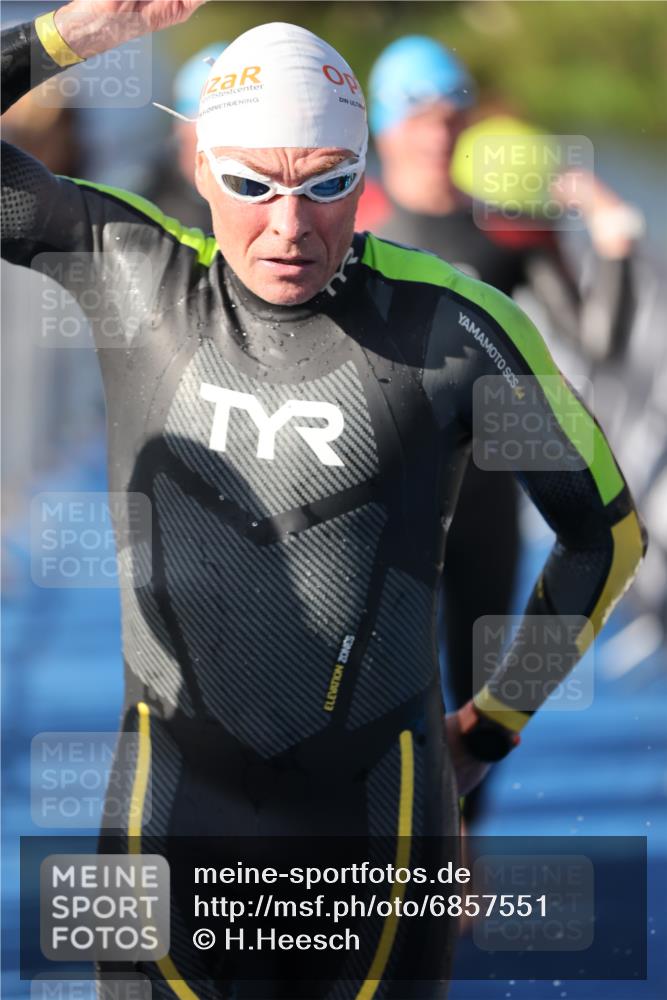 25.08.2024 - Elbe Triathlon Hamburg H.Heesch http://msf.ph/oto/6857551 25.08.2024 09:06:43 Schwimmen 228, 254, 277, 403, 442, 1850 meine-sportfotos.de