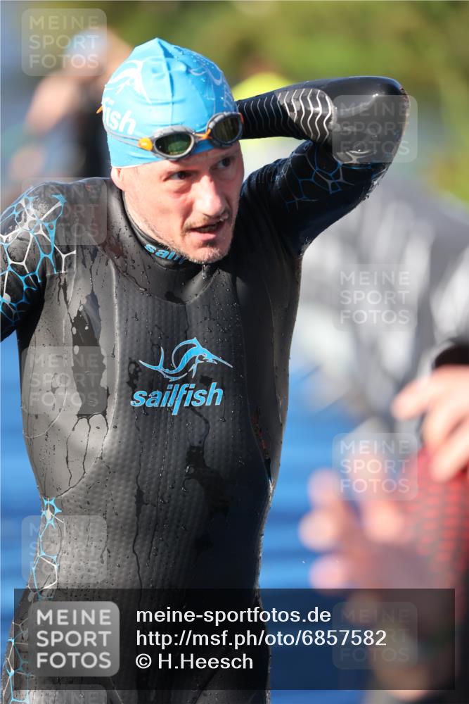 25.08.2024 - Elbe Triathlon Hamburg H.Heesch http://msf.ph/oto/6857582 25.08.2024 09:06:45 Schwimmen 228, 254, 277, 403, 442, 1850 meine-sportfotos.de
