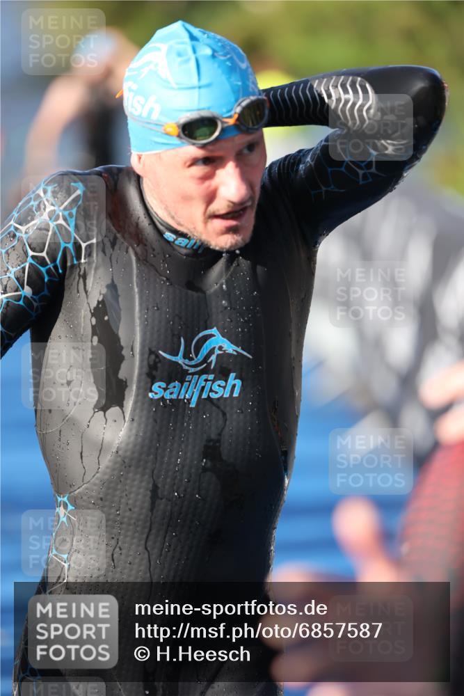 25.08.2024 - Elbe Triathlon Hamburg H.Heesch http://msf.ph/oto/6857587 25.08.2024 09:06:46 Schwimmen 228, 254, 277, 403, 442, 1850 meine-sportfotos.de