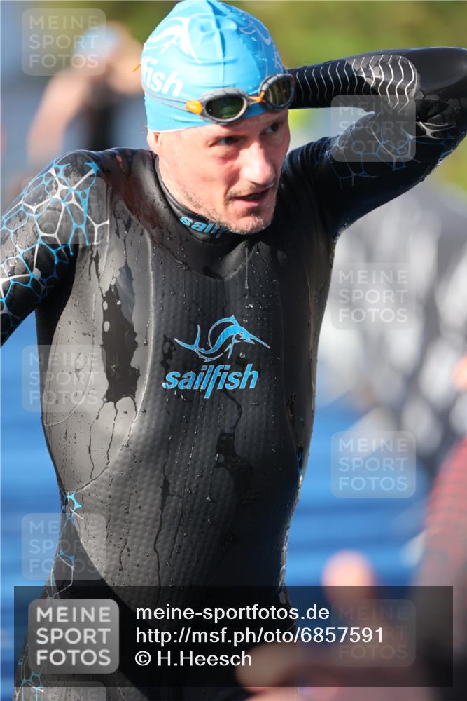 25.08.2024 - Elbe Triathlon Hamburg H.Heesch http://msf.ph/oto/6857591 25.08.2024 09:06:46 Schwimmen 228, 254, 277, 403, 442, 1850 meine-sportfotos.de