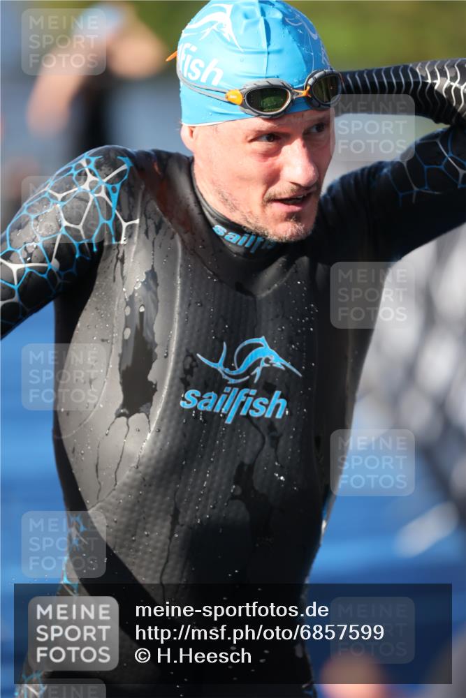 25.08.2024 - Elbe Triathlon Hamburg H.Heesch http://msf.ph/oto/6857599 25.08.2024 09:06:46 Schwimmen 228, 254, 277, 403, 442, 1850 meine-sportfotos.de