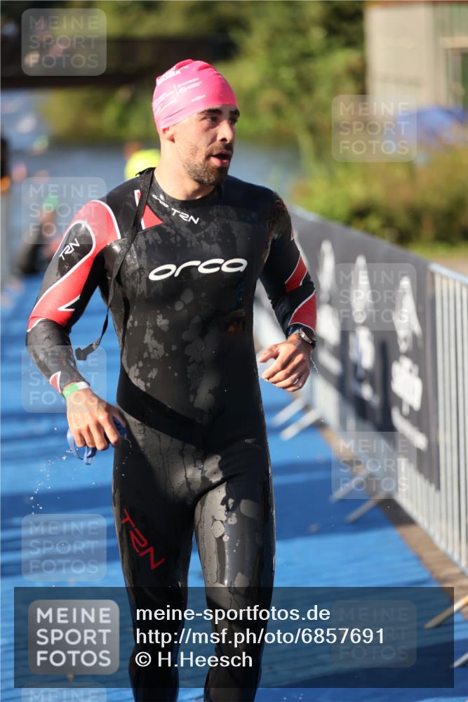 25.08.2024 - Elbe Triathlon Hamburg H.Heesch http://msf.ph/oto/6857691 25.08.2024 09:06:58 Schwimmen 228, 254, 277, 281, 325 meine-sportfotos.de