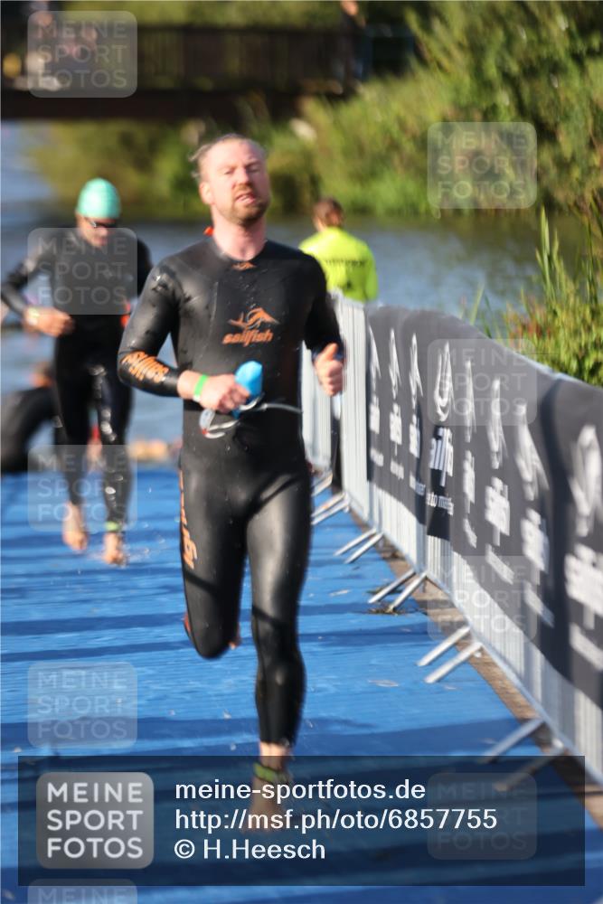 25.08.2024 - Elbe Triathlon Hamburg H.Heesch http://msf.ph/oto/6857755 25.08.2024 09:07:07 Schwimmen 224, 228, 281, 321, 325 meine-sportfotos.de