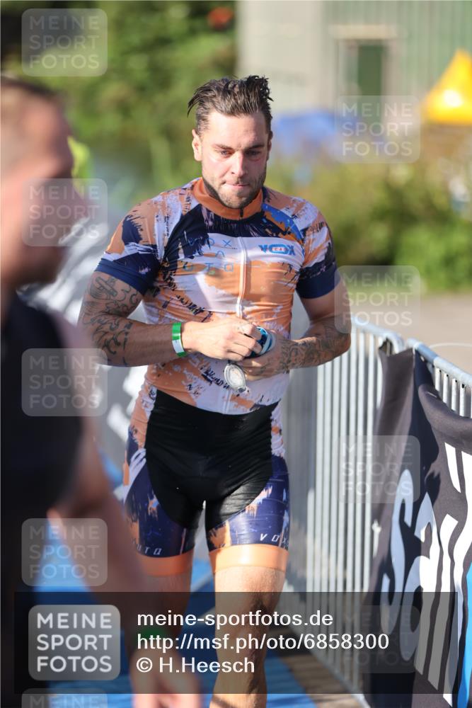 25.08.2024 - Elbe Triathlon Hamburg H.Heesch http://msf.ph/oto/6858300 25.08.2024 09:08:05 Schwimmen 268, 269, 279, 300, 359 meine-sportfotos.de
