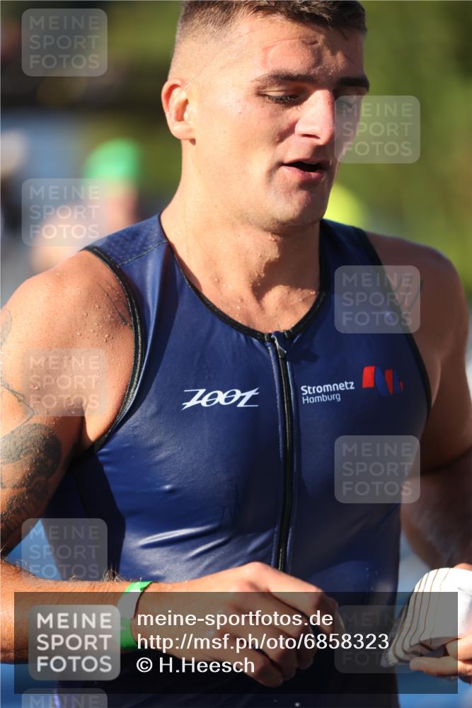 25.08.2024 - Elbe Triathlon Hamburg H.Heesch http://msf.ph/oto/6858323 25.08.2024 09:08:06 Schwimmen 268, 269, 279, 300, 359 meine-sportfotos.de