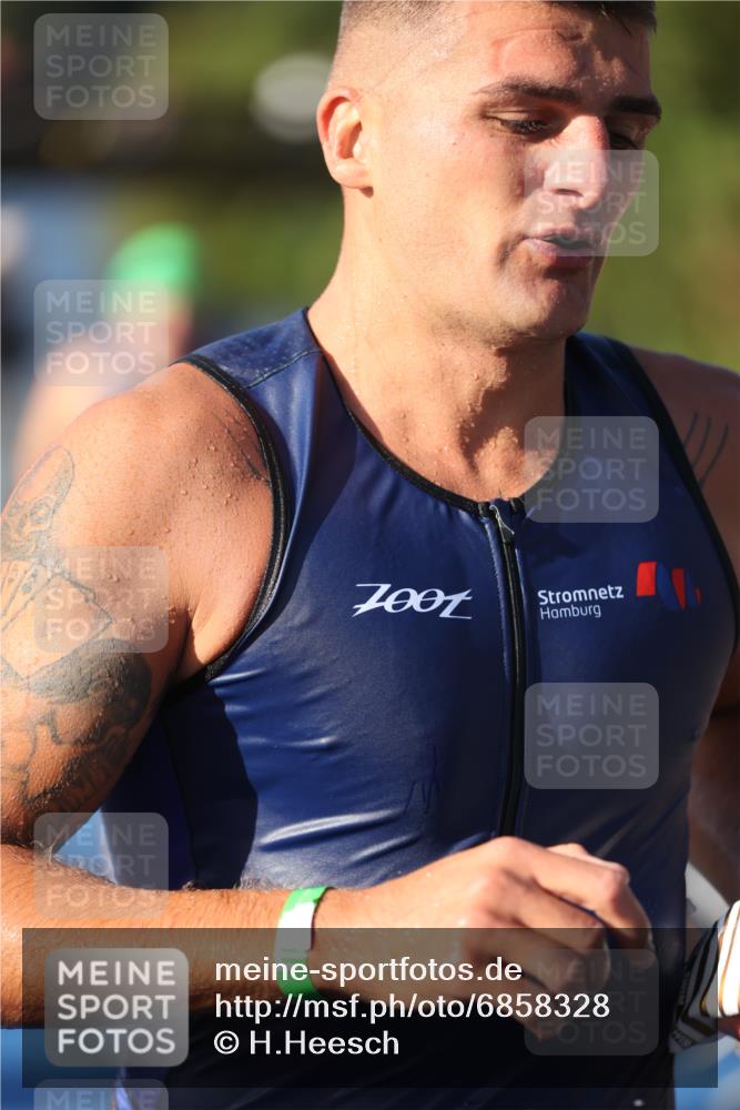 25.08.2024 - Elbe Triathlon Hamburg H.Heesch http://msf.ph/oto/6858328 25.08.2024 09:08:06 Schwimmen 268, 269, 279, 300, 359 meine-sportfotos.de
