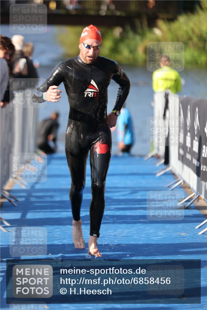 25.08.2024 - Elbe Triathlon Hamburg H.Heesch http://msf.ph/oto/6858456 25.08.2024 09:08:32 Schwimmen 300, 319, 391 meine-sportfotos.de