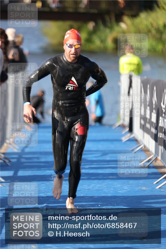 25.08.2024 - Elbe Triathlon Hamburg H.Heesch http://msf.ph/oto/6858467 25.08.2024 09:08:32 Schwimmen 300, 319, 391 meine-sportfotos.de