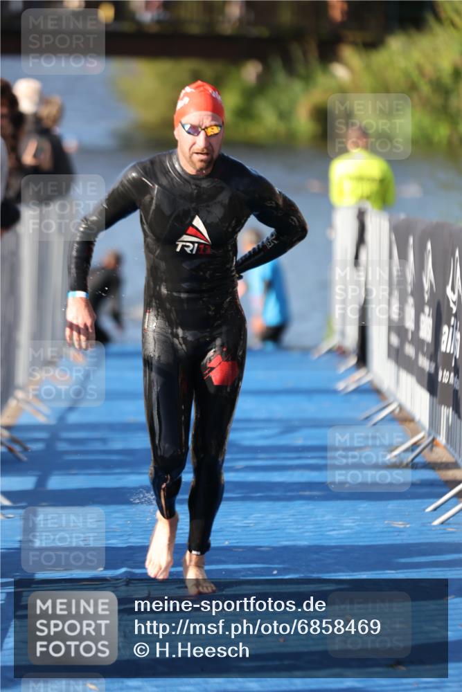 25.08.2024 - Elbe Triathlon Hamburg H.Heesch http://msf.ph/oto/6858469 25.08.2024 09:08:32 Schwimmen 300, 319, 391 meine-sportfotos.de