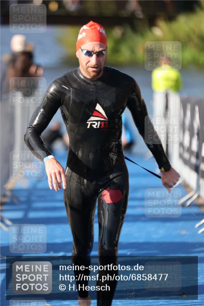 25.08.2024 - Elbe Triathlon Hamburg H.Heesch http://msf.ph/oto/6858477 25.08.2024 09:08:33 Schwimmen 319, 391 meine-sportfotos.de
