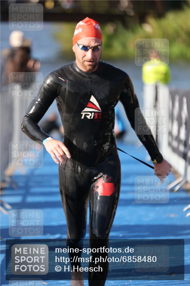 25.08.2024 - Elbe Triathlon Hamburg H.Heesch http://msf.ph/oto/6858480 25.08.2024 09:08:33 Schwimmen 319, 391 meine-sportfotos.de