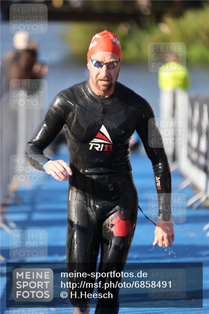 25.08.2024 - Elbe Triathlon Hamburg H.Heesch http://msf.ph/oto/6858491 25.08.2024 09:08:33 Schwimmen 319, 391 meine-sportfotos.de